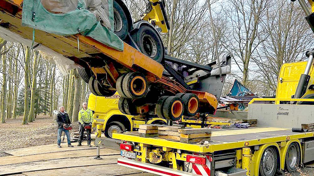 Ein LKW in luftiger Höhe: NIESEN montiert Buggenhout-Skulptur im Skulpturenpark Waldfrieden