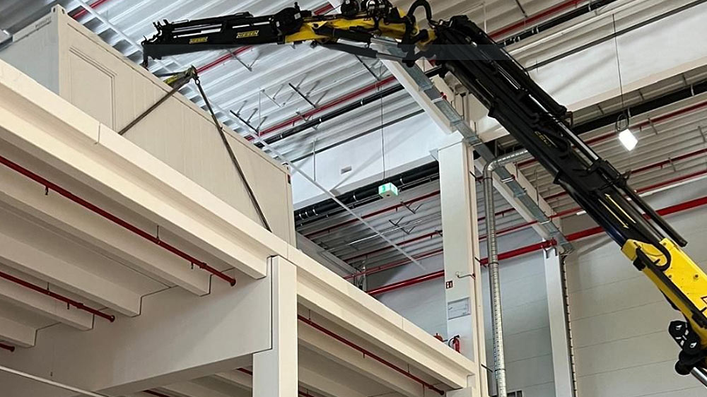 Containeranlage auf 8 Metern Höhe: NIESEN installiert Module per Kran-LKW