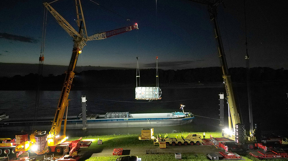 Bodengutachter und Stahlträger für 650-Tonnen-Kran am Dormagener Rheinufer