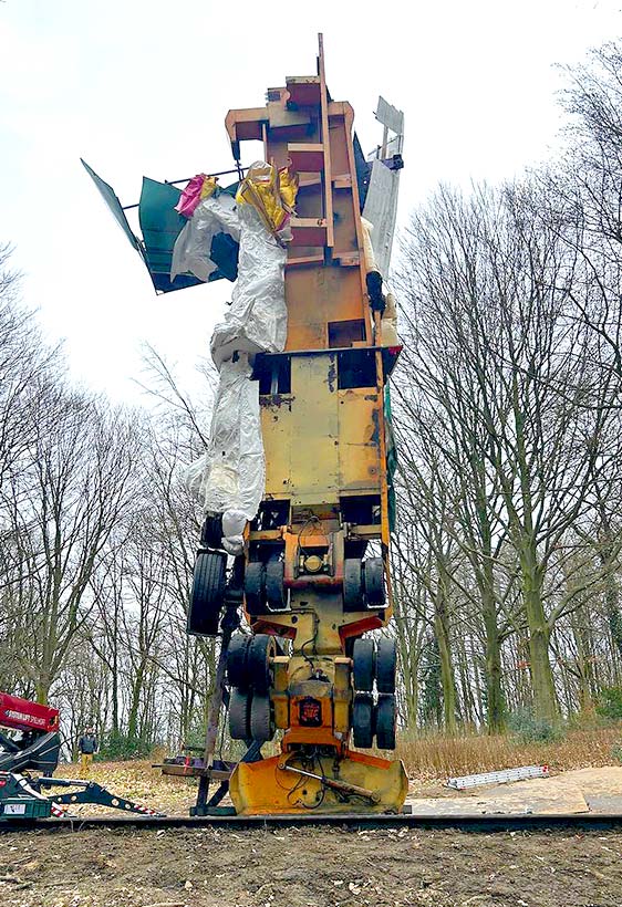 Montage der Buggenhout-Skulptur Montage der Buggenhout-Skulptur