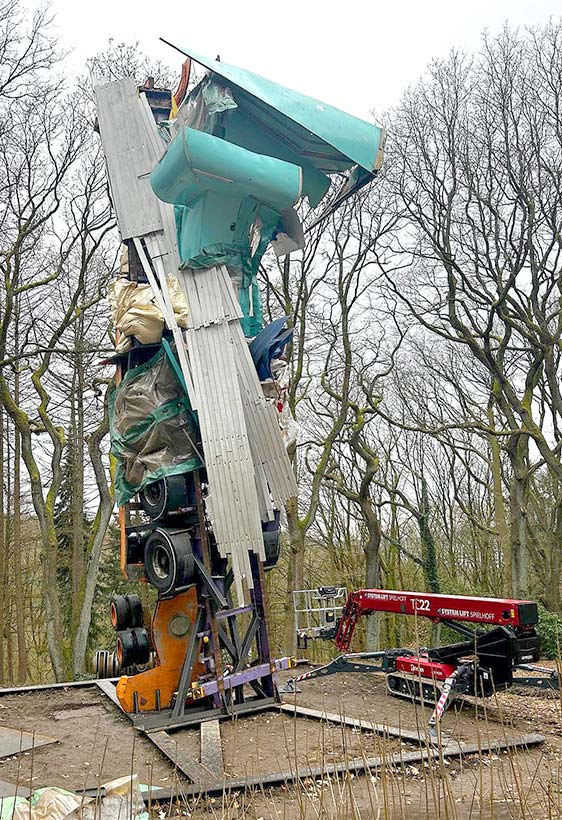 Montage der Buggenhout-Skulptur Montage der Buggenhout-Skulptur