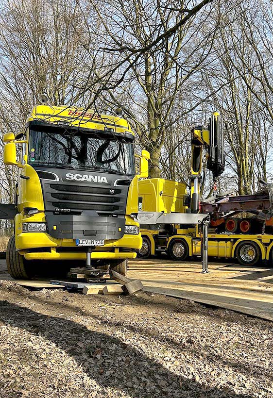 Montage der Buggenhout-Skulptur Montage der Buggenhout-Skulptur