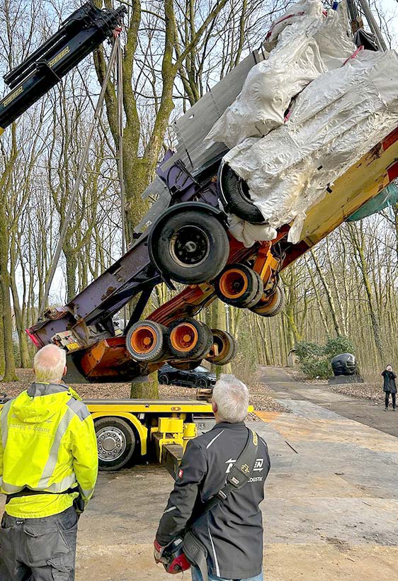 Montage der Buggenhout-Skulptur Montage der Buggenhout-Skulptur