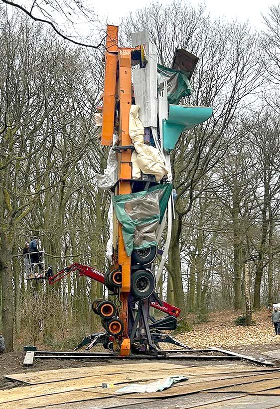 Montage der Buggenhout-Skulptur Montage der Buggenhout-Skulptur