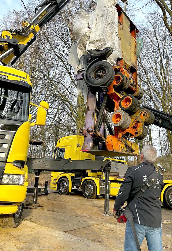 Montage der Buggenhout-Skulptur Montage der Buggenhout-Skulptur