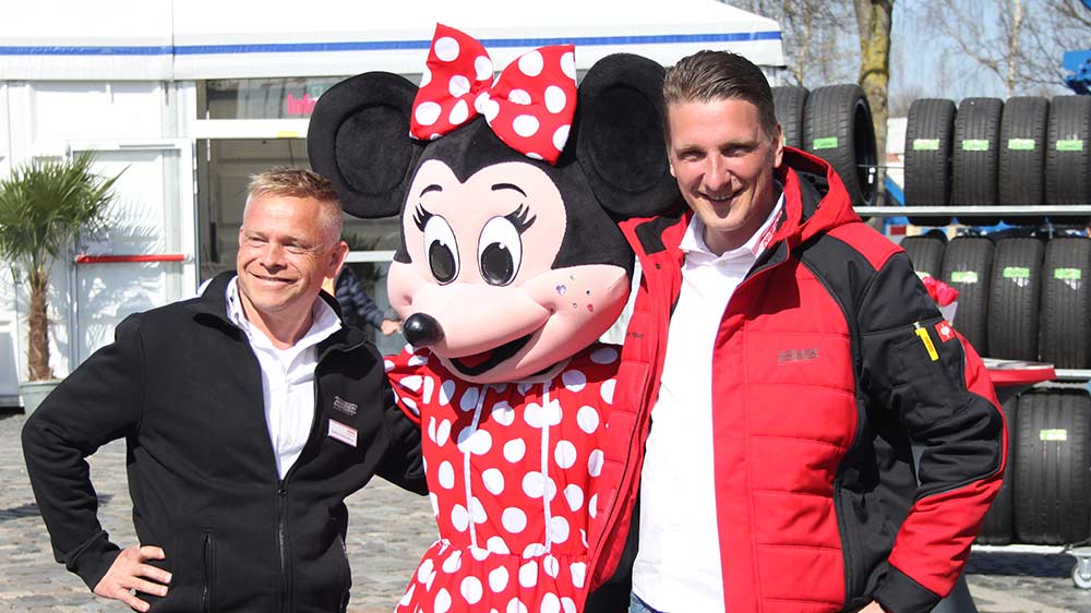 NIESEN-Tean mit Maskottchen NIESEN-Tean mit Maskottchen