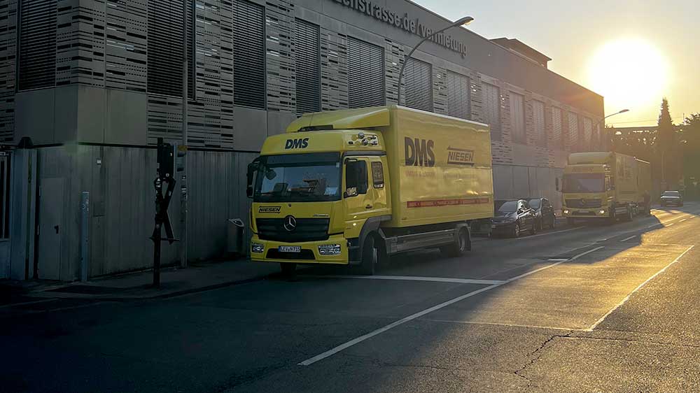 Transporter beim Umzug des Logistikzentrums