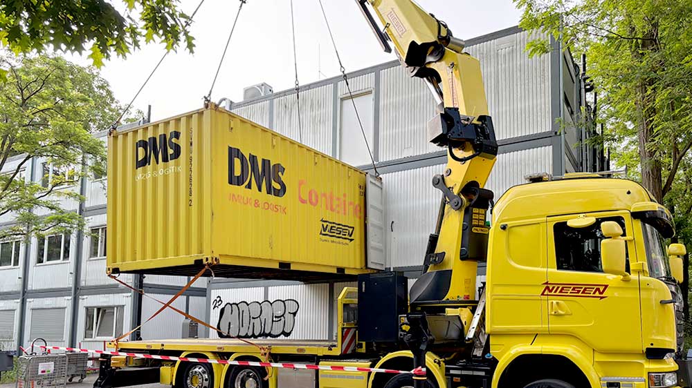 Beladung eines Containers mit Kran