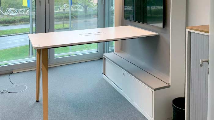Besprechungstisch mit Screen Besprechungstisch mit Screen