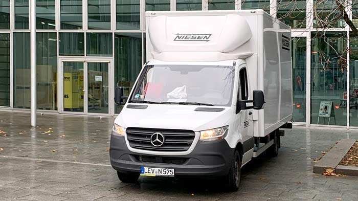 Möbeltransporter vor E.ON-Gebäude Möbeltransporter vor E.ON-Gebäude