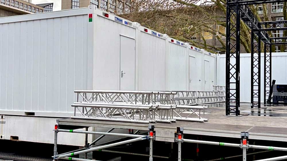 Containeranlage neben Bühne Containeranlage neben Bühne